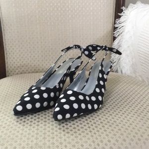 Pointy toe low heel pumps